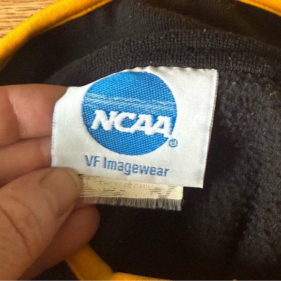 Hawkeye Pullover Size Large - Picture 4 of 5